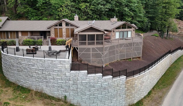 Book Now for 2026~ Luxury Lodge ~ Creek & Mountain View