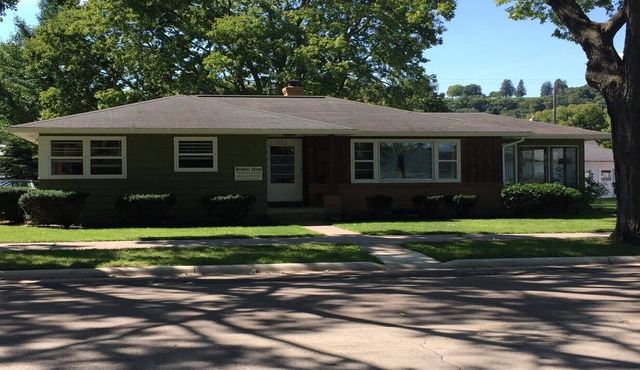 Book now for a peaceful river view vacation! Walking distance to downtown.
