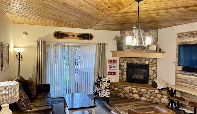 Book now for a Yellowstone Winter/Summer Vacation! Cozy retreat with hot tub!