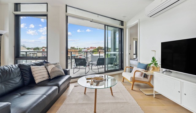 Book Now For Easter - Light-Filled 2BR Apt nw/Balcony + Free Parking