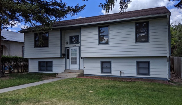 Book NOW for Holidays and Skiing! Pet/Multi-Fam Friendly! Central Location!