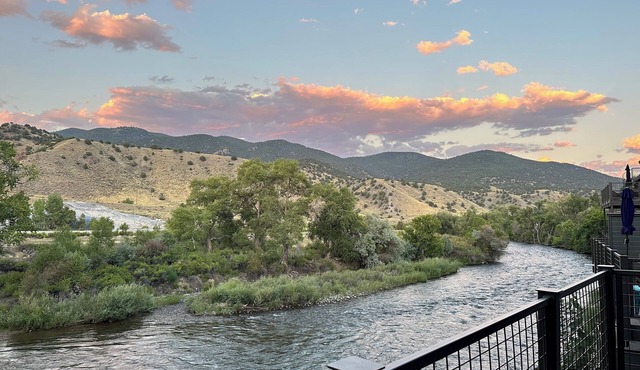 Book NOW for Holidays and Skiing! Downtown Salida with 3 balconies on the River!