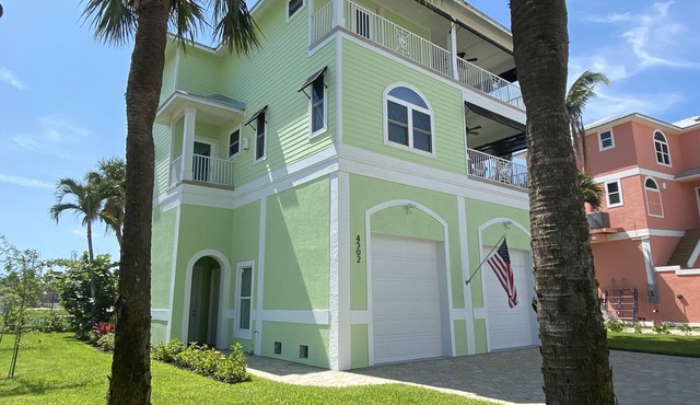 Book now for spring break specials. Over 25 restaurants and bars open.