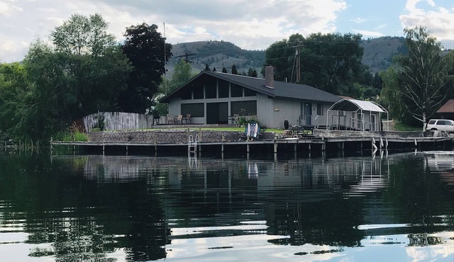 Book now for summer fun! Beautiful Lakefront Home close to dining & town.