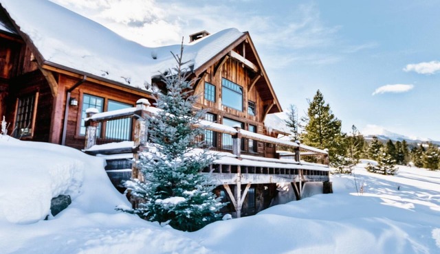 Book Now for Winter! Home with Mountain Views, Hot Tub, Garage and Pool Table!