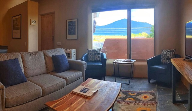 BOOK Now! Mountain Views, Spacious, Private, Close to Hiking, Dining & Shopping!