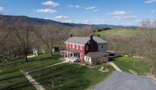 Book Now! Secluded 9 acres~Dogs OK~Game Rm~Hot Tub~Great Views~Outdoor Play