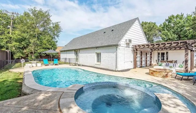 Book NOW - Spacious Villa, Heated Pool & Backyard Garden Oasis!