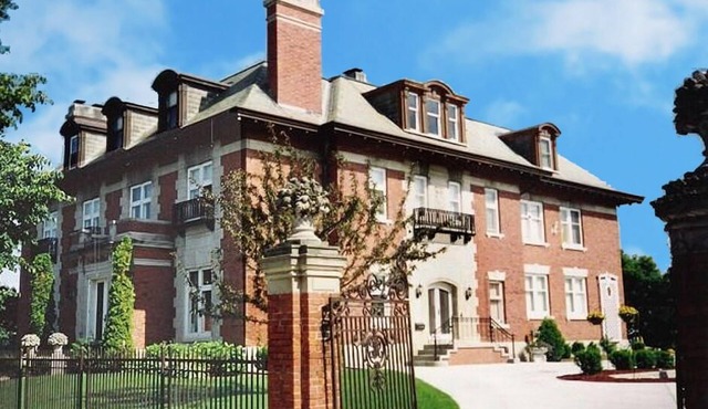 Book now to celebrate New Year’s Eve at an in-home mansion bar! No DD needed.