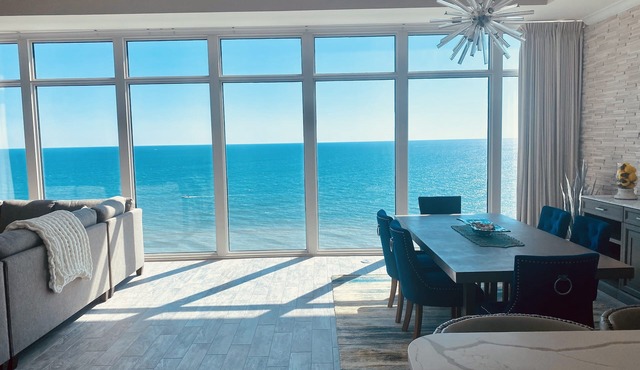 BOOK NOW! Top Penthouse, Unbeatable views, 2 primaries and additional 3rd room