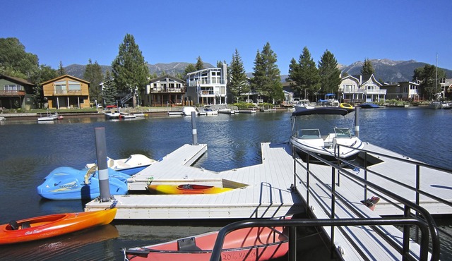 Book President’s Week!HEAVENLY-Waterfront-Hot Tub-Pool Table-Fireplace-Dock