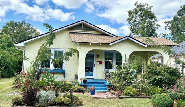 Book the Brightest Stay in Town, Colorful 2BR