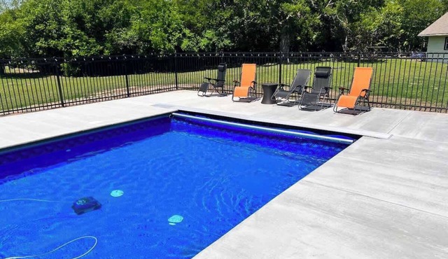Book the Lodge-Pool-hot tub 4 king,14 bed, dine 24