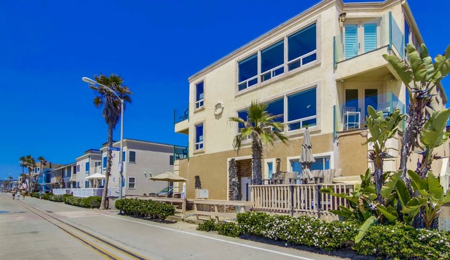 BOOK THIS AMAZING OCEANFRONT CONDO RIGHT IN MISSION BEACH! GREAT AMMENTIES.