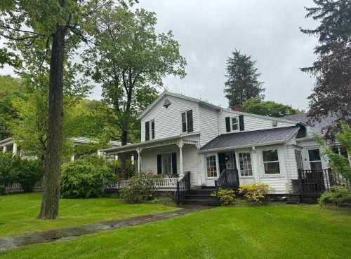 Book Village Inn - Dickinson Room Queen Bed