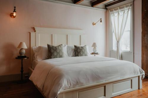 Book Village Inn - Fitzgerald Room King Bed