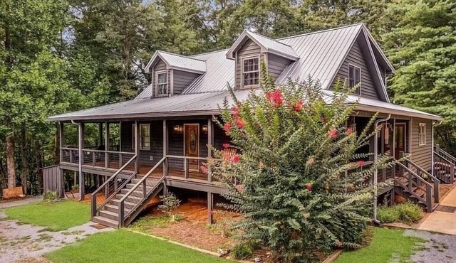 Book winter creekside retreat! Near wineries, hiking, orchards, fishing
