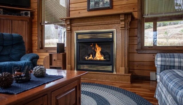 Book your SKI trip. 3 bed 2 bath Cabin 7 min to EVL Family Friendly/Fireplace