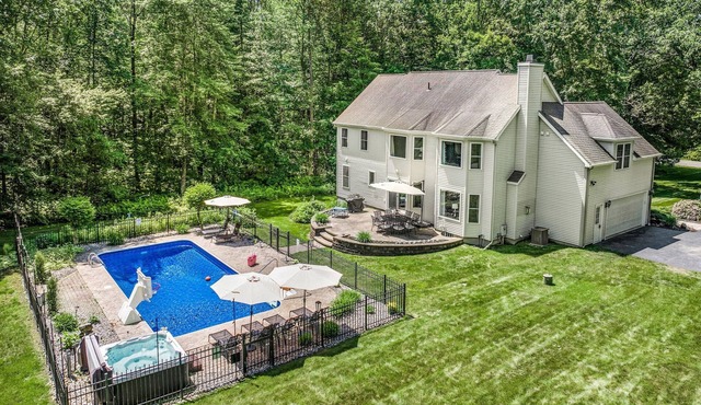 Book your Summer Getaway! In-ground Pool, Hot Tub, Game Room, Private!