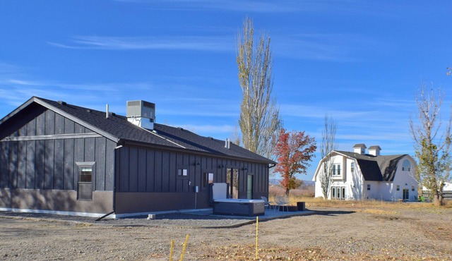 Bookcliff Retreat: Barnhouse & Modern Farmhouse on 13 Acres With Hot Tub