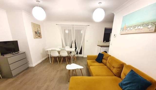 BookedUK: Bright and Airy Apartment in Stevenage