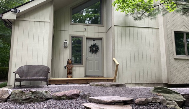 Booking 2025 Getaways! Family Cabin in Lake Naomi, FirePit, Screen Porch, Nature