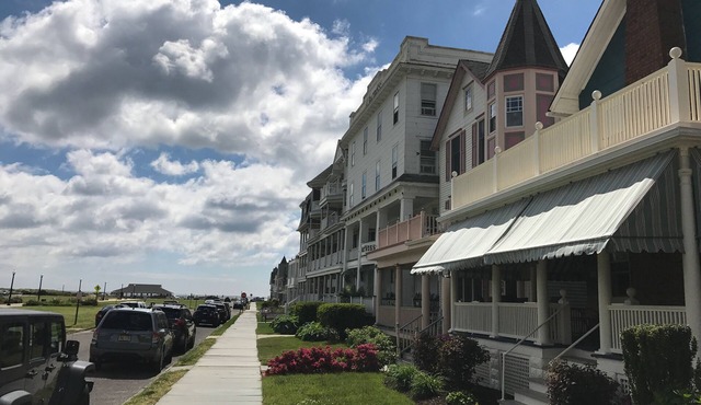 Booking for 2025 PRIVATE PARKING, 1.5 blocks to beach, pet friendly,cental air