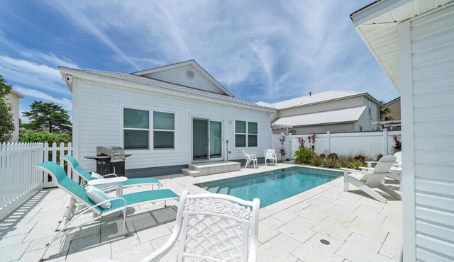 Booking spring now! Private pool! 3 blks to beach! Next to the nHenderson!
