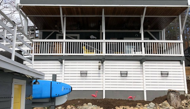 BOOKING SUMMER. Hot Tub. Dog friendly. FREE Pontoon boat & jump off boathouse.