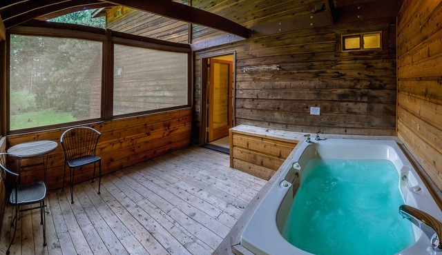 BookStayHop - #1 Lodge Room 3 ~ Green Springs Inn ~ Jacuzzi Bathtub