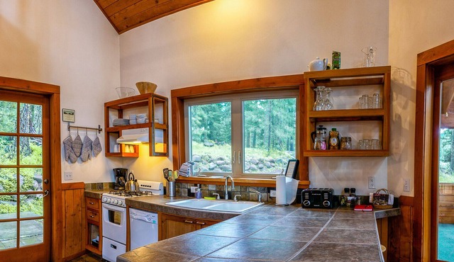 BookStayHop - #1C Pilot Rock ~ Green Springs Cabins ~ Jacuzzi Tub ~ Kitchen ~ Do