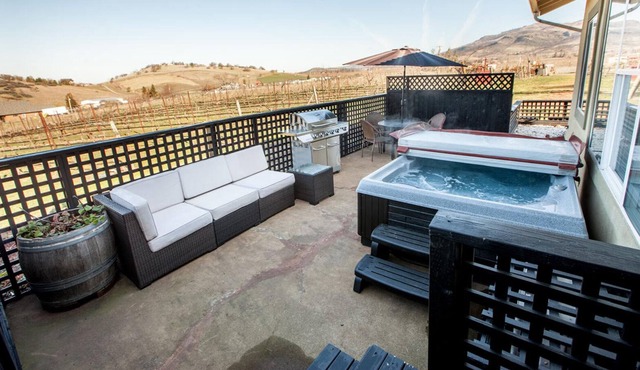 BookStayHop - Paschal Winery Dream Cottages ~ Hot Tubs with Mountain Views!