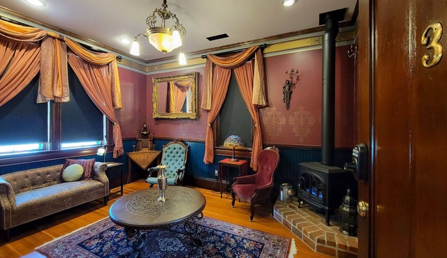 BookStayHop - Peerless Hotel~ Suite 3 ~ Downtown Ashland