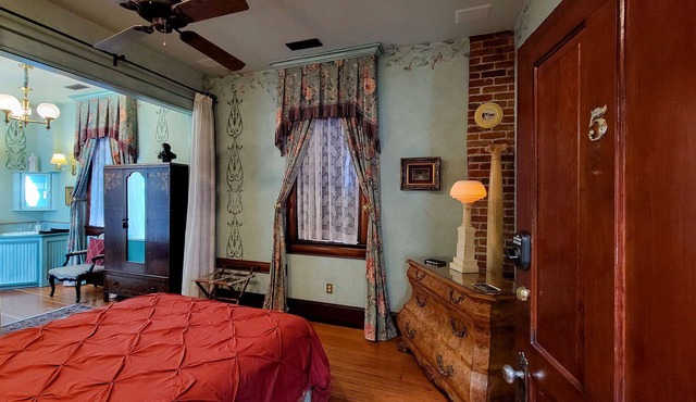 BookStayHop - Peerless Hotel~ Guest Room 5 ~Downtown Ashland