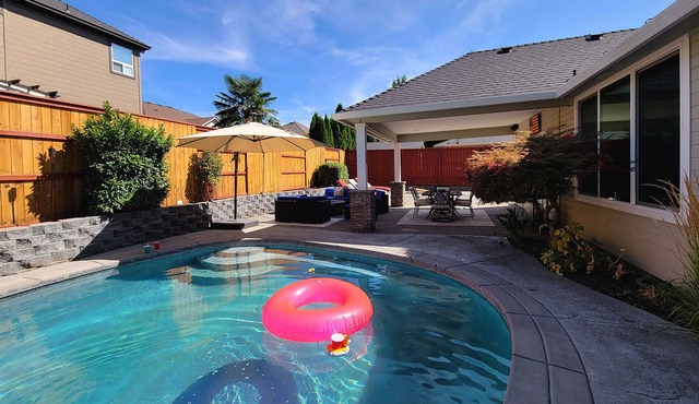 BookStayHop - Red Hawk Hideaway ~ Saltwater Pool~ Sleeps 6~ Home Gym~ 6 Minutes