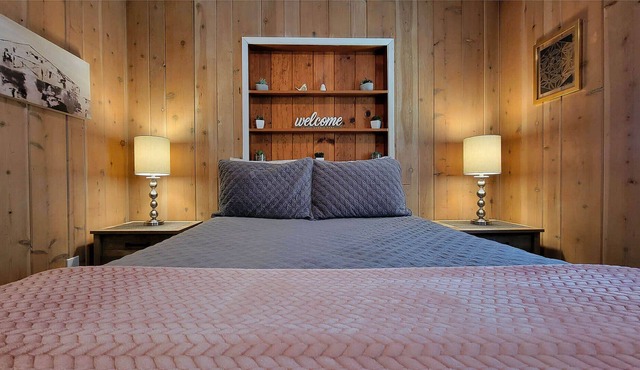 BookStayHop - Rustic Rogue Cottage ~ Mountain Views, and Outdoor Space!