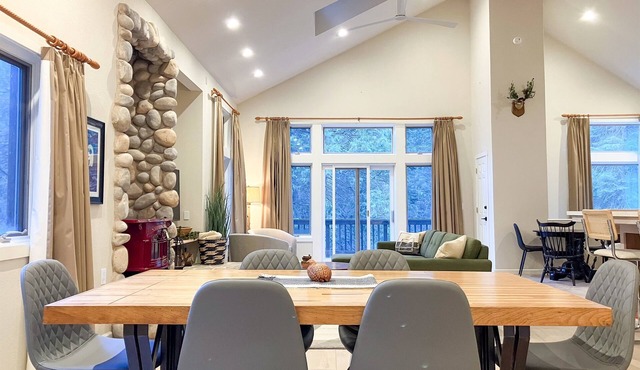 Boom Chalet Yosemite | Private Creekside Retreat