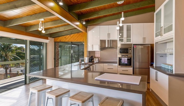 Boomerang House- Large home with Pool