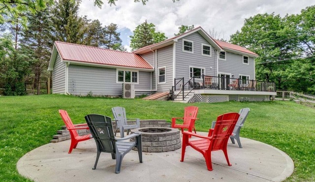 Boondock Retreat on Seneca Lake wine trail. Pet friendly with EV charger