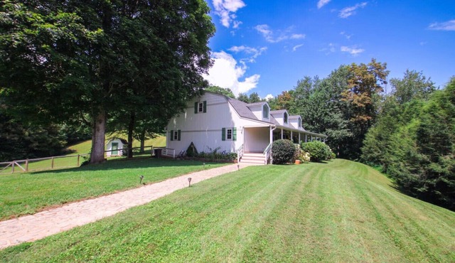 Boone Barn Home | Sleeps 14 | Huge Fenced Yard