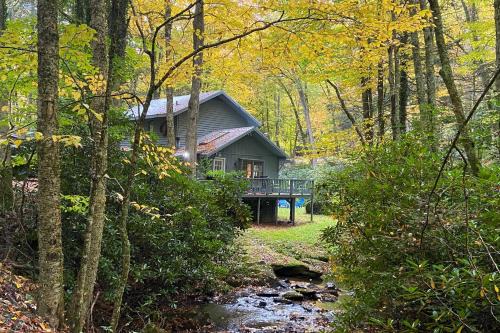 Boone Cottage with Fire Pit and On-Site Creek!