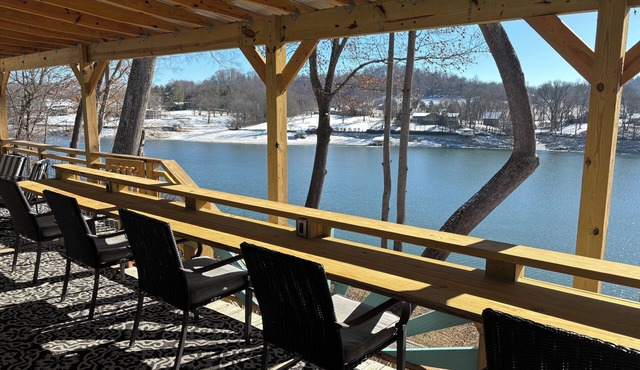 Boone Dockers-3 bed/2 bath lake front house with amazing views/lake access.