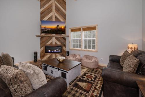Boone Getaway Dog Friendly, Hot Tub, Fire Pit!