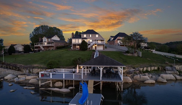 Boone Lake Haven with kayaks