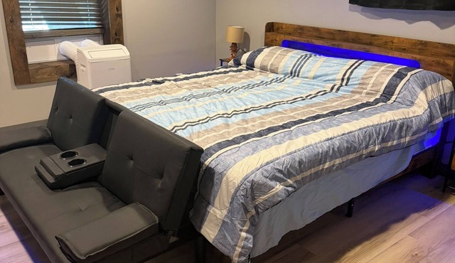 Boonville House on the Hill. 2-bedroom fully furnished apartment Boonville