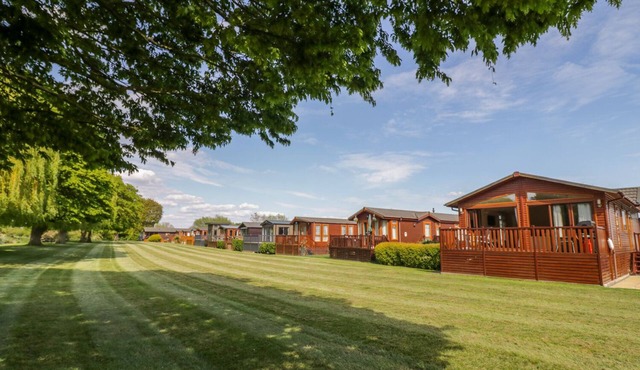 BOOSTER'S LODGE, pet friendly, with a garden in Stratford-Upon-Avon