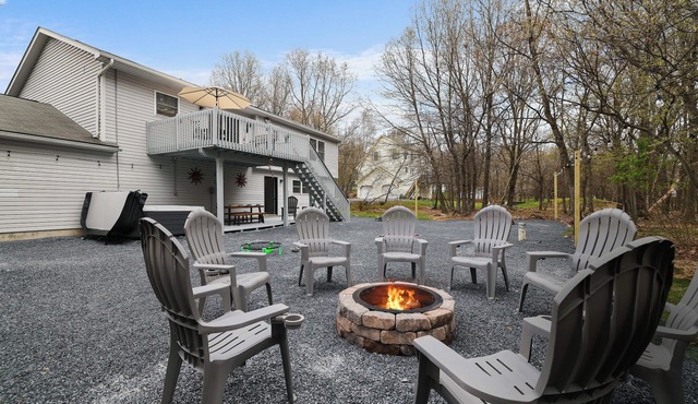 Bootlegger's Bungalow ~ Unique Speakeasy ~ Hot Tub ~ Firefit