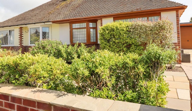 BOPHUT HOUSE, with open fire in Tarleton