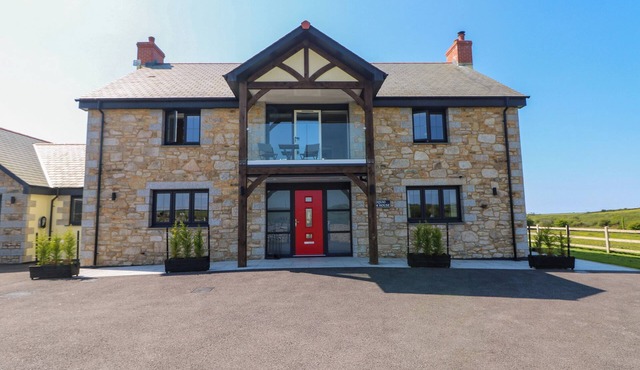 BOQUIO FARMHOUSE, pet friendly, luxury holiday cottage in Helston