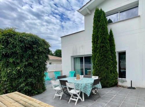 Bordeaux, ocean and vineyards